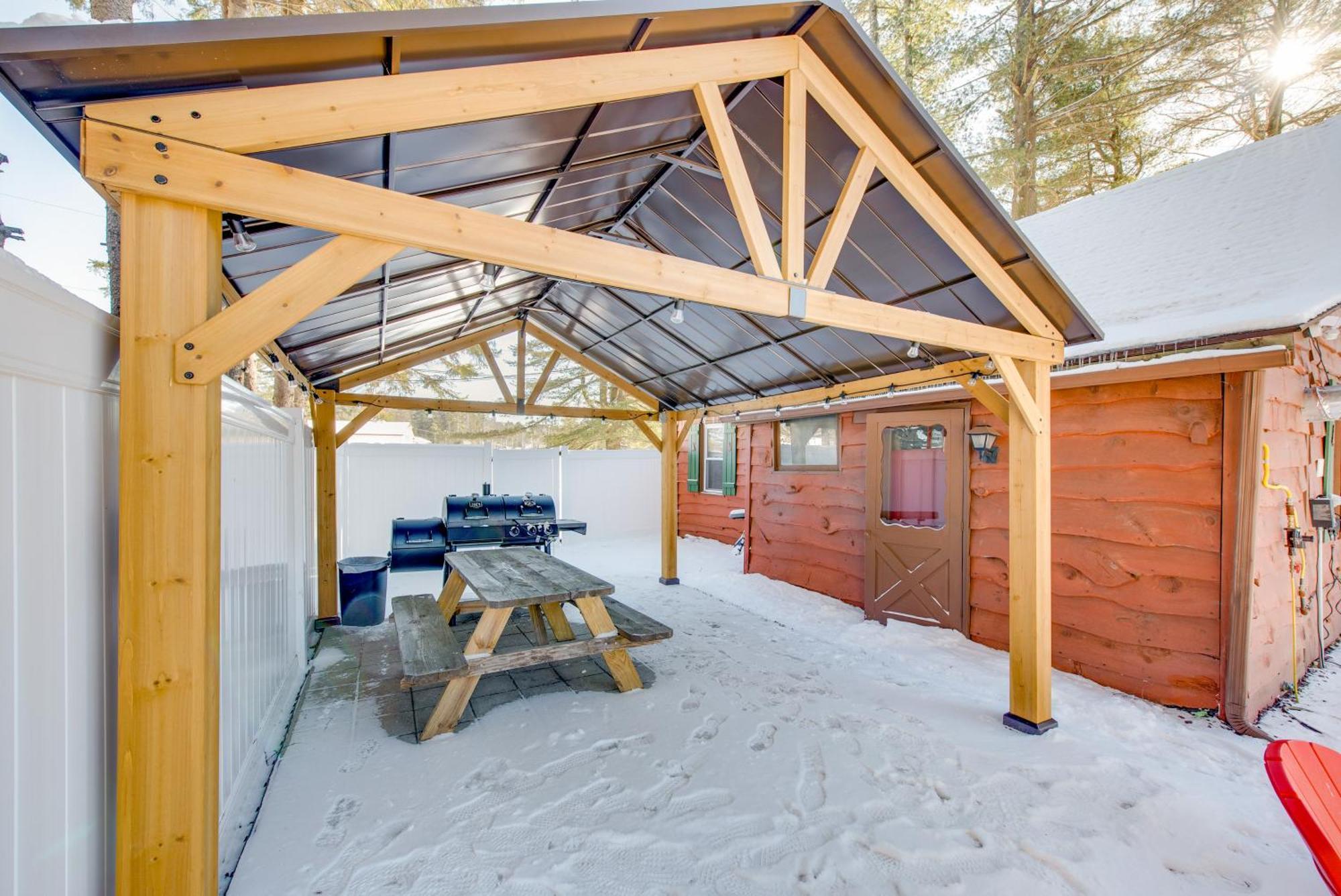 Rustic With Gas Grill Near Skiing! Holiday home Blakeslee