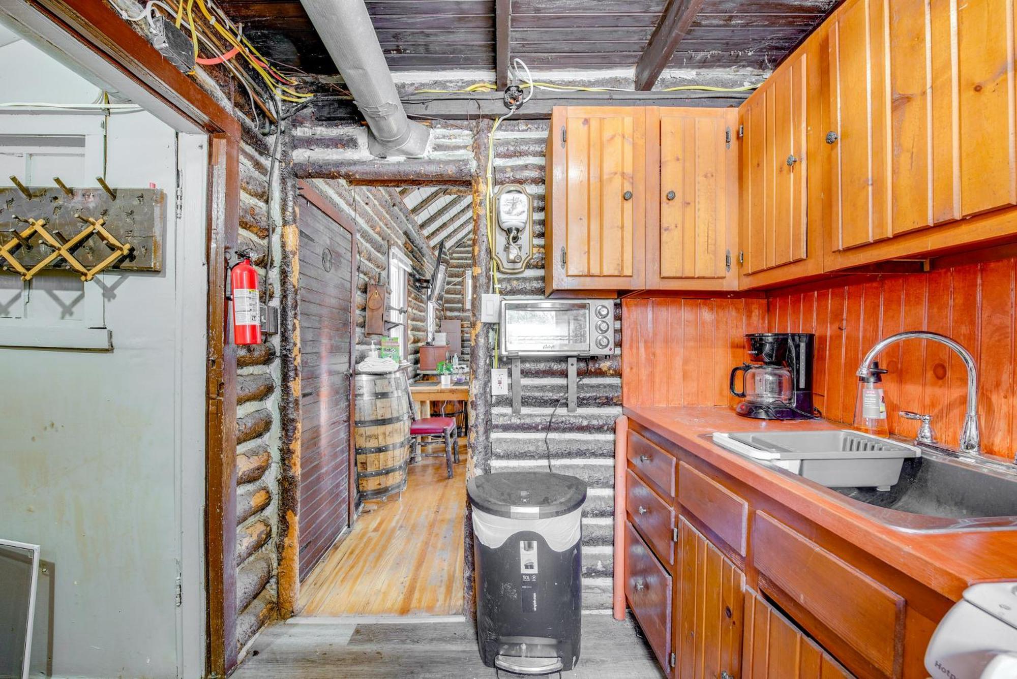 Rustic With Gas Grill Near Skiing! Holiday home *